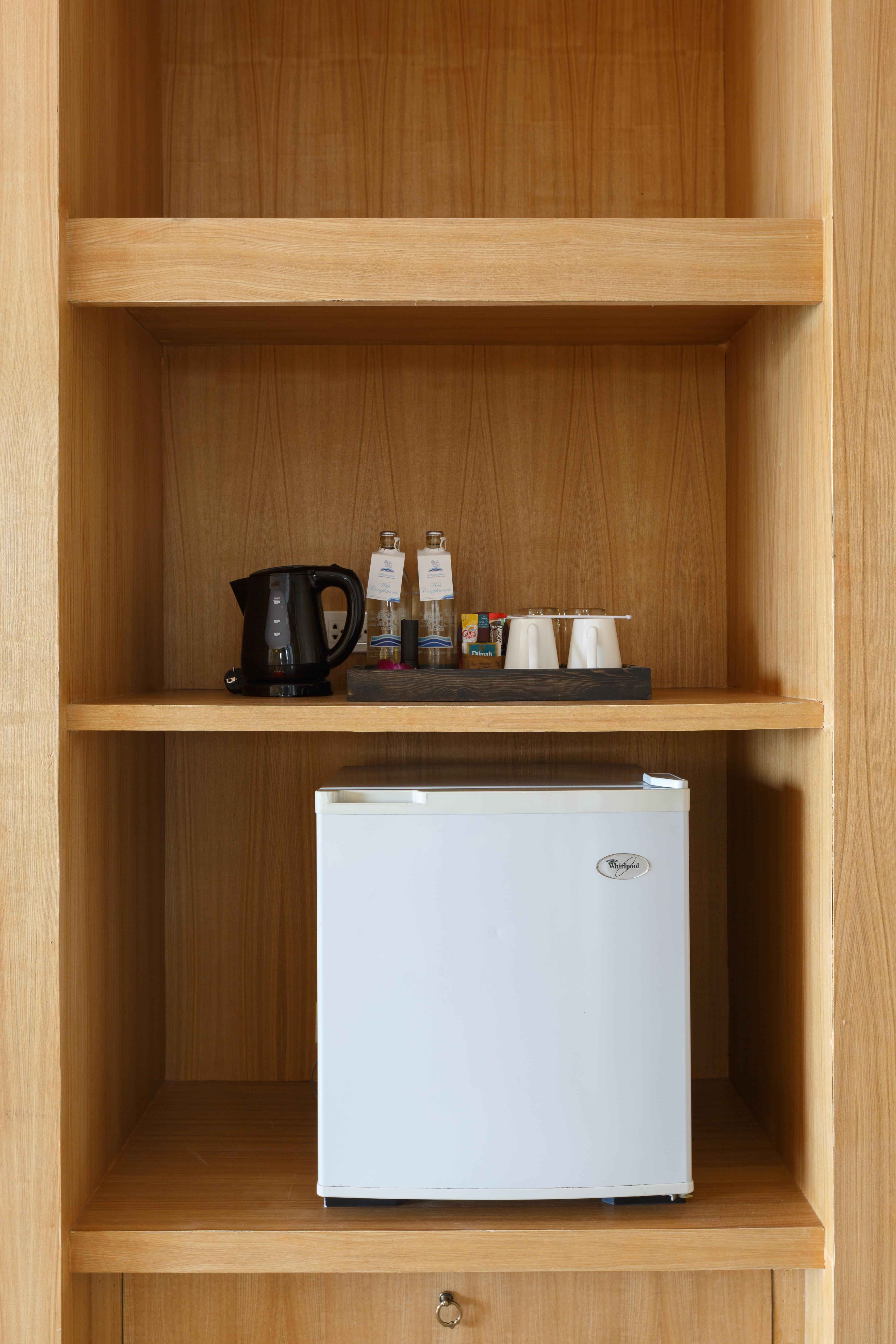 卡玛拉纳马卡度假村【SHA Plus+】 卡马拉海滩 外观 照片 A small refrigerator in a hotel room